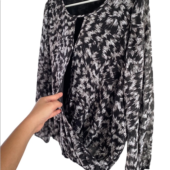 VINCE CAMUTO Floral LongSleeve tops. Medium - Picture 3 of 10